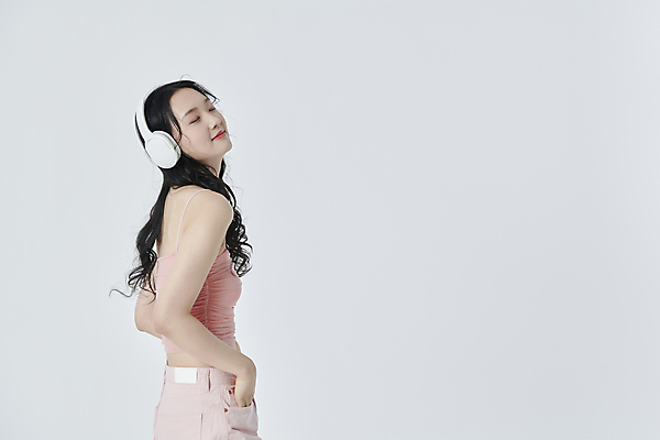 포토 JPG 스튜디오촬영 라이프스타일 여자 한명 상반신 20대 성인 취미 옆모습 눈감음 헤드폰 음악감상 한국인 주머니손 성인여자한명만 국내포토 1 뷰포인트 음향기기 모션 실내 사람 동양인 청년 생활 감상 여자한명만 성인여자만 파일형식