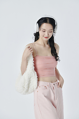 포토 JPG 스튜디오촬영 라이프스타일 여자 음악 가방 한명 미소 들기 상반신 20대 성인 취미 옆모습 헤드폰 음악감상 한국인 주머니손 성인여자한명만 내려보기 국내포토 1 잡화 뷰포인트 음향기기 모션 문화예술 실내 표정 사람 동양인 청년 생활 감상 여자한명만 성인여자만 파일형식