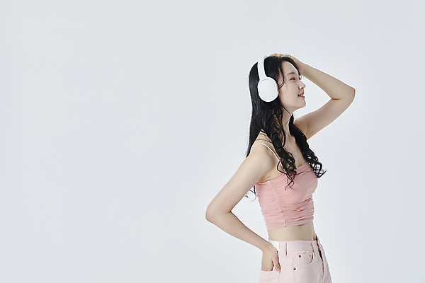 포토 JPG 스튜디오촬영 라이프스타일 여자 한명 상반신 20대 성인 취미 옆모습 손들기 헤드폰 음악감상 한국인 주머니손 성인여자한명만 국내포토 1 뷰포인트 음향기기 모션 실내 사람 동양인 청년 생활 감상 여자한명만 성인여자만 파일형식
