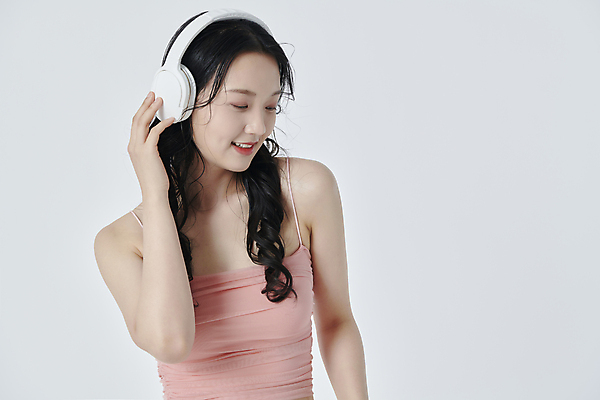 포토 JPG 스튜디오촬영 라이프스타일 여자 한명 미소 상반신 20대 성인 취미 앞모습 눈감음 헤드폰 음악감상 한국인 잡기 성인여자한명만 국내포토 1 뷰포인트 음향기기 모션 실내 표정 사람 동양인 청년 생활 감상 여자한명만 성인여자만 파일형식