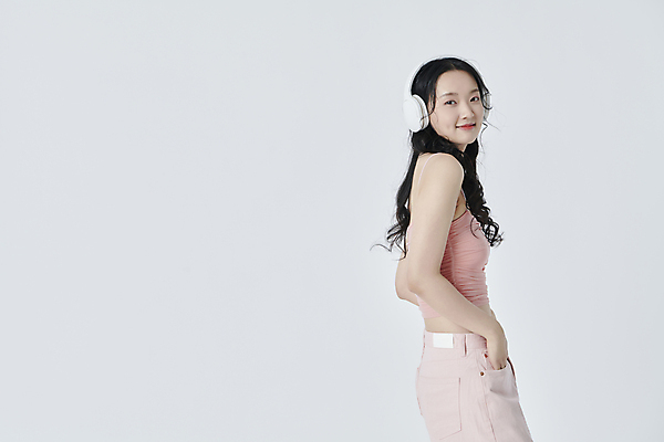 포토 JPG 스튜디오촬영 라이프스타일 응시 여자 한명 미소 상반신 20대 성인 취미 옆모습 헤드폰 음악감상 한국인 주머니손 성인여자한명만 국내포토 1 시선 뷰포인트 음향기기 모션 실내 표정 사람 동양인 청년 생활 감상 여자한명만 성인여자만 파일형식