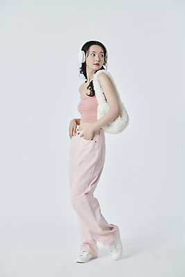 포토 JPG 스튜디오촬영 전신 라이프스타일 응시 여자 가방 한명 서기 20대 성인 취미 옆모습 헤드폰 음악감상 한국인 주머니손 성인여자한명만 국내포토 1 시선 잡화 뷰포인트 음향기기 모션 실내 사람 동양인 청년 생활 감상 여자한명만 성인여자만 파일형식