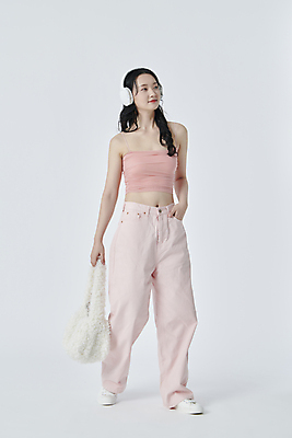 포토 JPG 스튜디오촬영 전신 라이프스타일 응시 여자 가방 한명 들기 20대 성인 취미 앞모습 걷기 헤드폰 음악감상 한국인 주머니손 성인여자한명만 국내포토 1 시선 잡화 뷰포인트 음향기기 모션 실내 사람 동양인 청년 생활 감상 여자한명만 성인여자만 파일형식