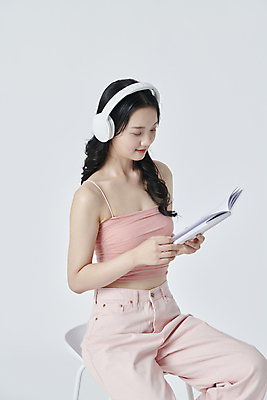 포토 JPG 스튜디오촬영 라이프스타일 여자 한명 들기 앉기 상반신 20대 성인 취미 옆모습 책 독서 헤드폰 음악감상 한국인 성인여자한명만 국내포토 1 뷰포인트 음향기기 모션 실내 사람 동양인 청년 생활 감상 여자한명만 성인여자만 파일형식