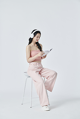 포토 JPG 스튜디오촬영 전신 라이프스타일 여자 한명 들기 앉기 20대 성인 취미 옆모습 책 독서 헤드폰 음악감상 한국인 성인여자한명만 국내포토 1 뷰포인트 음향기기 모션 실내 사람 동양인 청년 생활 감상 여자한명만 성인여자만 파일형식