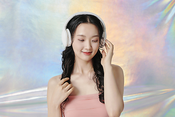 포토 JPG 스튜디오촬영 라이프스타일 여자 한명 미소 근접촬영 상반신 20대 성인 취미 앞모습 손들기 헤드폰 음악감상 한국인 홀로그램 성인여자한명만 국내포토 1 뷰포인트 음향기기 모션 실내 표정 사람 동양인 청년 생활 감상 여자한명만 성인여자만 파일형식