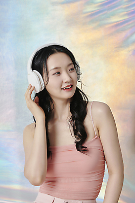 포토 JPG 스튜디오촬영 라이프스타일 응시 여자 한명 근접촬영 상반신 20대 성인 취미 앞모습 헤드폰 음악감상 한국인 잡기 홀로그램 성인여자한명만 국내포토 1 시선 뷰포인트 음향기기 모션 실내 사람 동양인 청년 생활 감상 여자한명만 성인여자만 파일형식