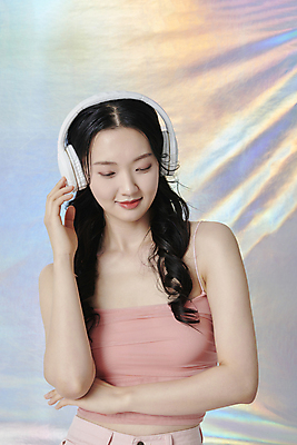 포토 JPG 스튜디오촬영 라이프스타일 여자 한명 근접촬영 상반신 20대 성인 취미 앞모습 손들기 헤드폰 음악감상 한국인 홀로그램 성인여자한명만 국내포토 1 뷰포인트 음향기기 모션 실내 사람 동양인 청년 생활 감상 여자한명만 성인여자만 파일형식