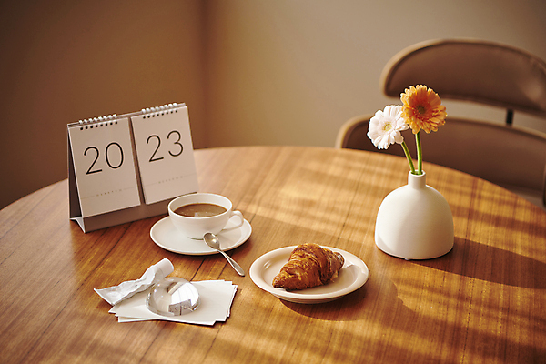 포토 JPG 커피 백그라운드 탁자 실내 사람없음 꽃병 달력 편안함 크루아상 오브젝트 감성 거베라 국내포토 꽃 음료 빵 가구 컨셉 내부 감각 파일형식