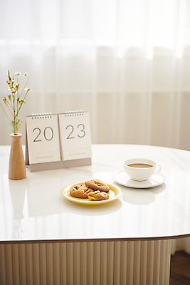 포토 JPG 커피 백그라운드 실내 사람없음 쿠키 꽃병 달력 오브젝트 감성 국내포토 꽃 음료 컨셉 디저트 내부 파일형식