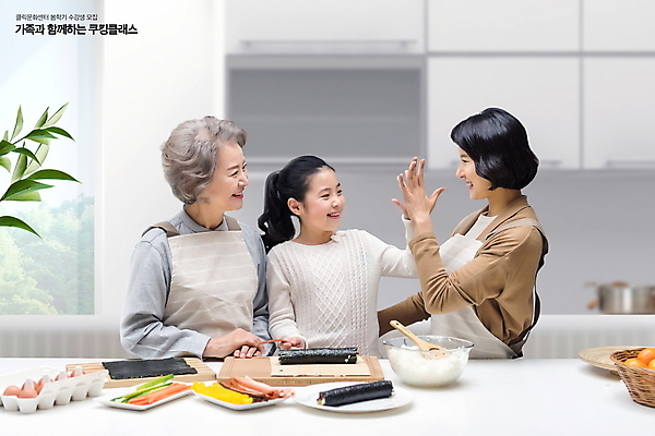 PSD 편집이미지 여자 노년 어린이 가족 요리 미소 웃음 상반신 성인 취미 10대 세명 30대 한국인 60대 하이파이브 문화센터 여자만 이미지편집 관계 청소년 표정 사람 동양인 손짓 장년 센터 파일형식