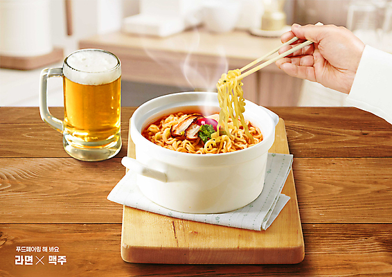 PSD 편집이미지 손 젓가락 도마 맥주 들기 신체부위 라면 맥주잔 젓가락질 이미지편집 음식 술잔 모션 주방용품 주류 수저 사람 손짓 면류 파일형식