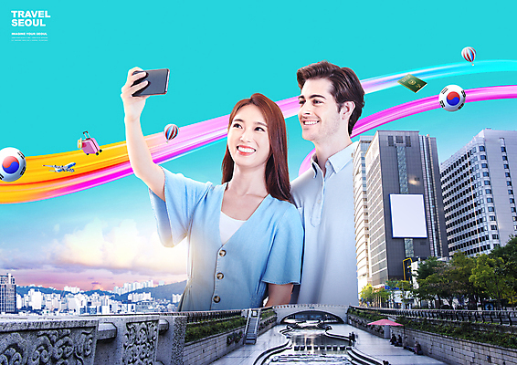 PSD 서양인 편집이미지 응시 여자 남자 하늘색 미소 들기 상반신 20대 성인 두명 30대 스마트폰 한국인 셀프카메라 청계천 성인만 이미지편집 외국인 시선 모션 서울 표정 사람 동양인 청년 장년 파란색 핸드폰 스마트기기 강 사진촬영 랜드마크 파일형식