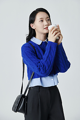 포토 JPG 스튜디오촬영 응시 여자 실내 한명 들기 근접촬영 상반신 20대 성인 옆모습 컵 한국인 마시기 성인여자한명만 국내포토 1 식기 시선 뷰포인트 모션 사람 동양인 청년 내부 여자한명만 성인여자만 파일형식