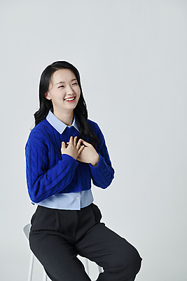 포토 JPG 스튜디오촬영 여자 실내 한명 미소 앉기 손짓 상반신 20대 성인 옆모습 한국인 성인여자한명만 국내포토 1 뷰포인트 모션 표정 사람 동양인 청년 내부 여자한명만 성인여자만 파일형식