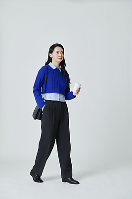 포토 JPG 스튜디오촬영 전신 응시 여자 실내 한명 들기 20대 성인 옆모습 컵 걷기 한국인 주머니손 성인여자한명만 국내포토 1 식기 시선 뷰포인트 모션 사람 동양인 청년 내부 여자한명만 성인여자만 파일형식