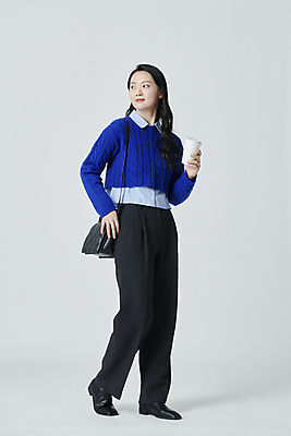 포토 JPG 스튜디오촬영 전신 응시 여자 여유 실내 한명 미소 20대 성인 옆모습 컵 걷기 한국인 성인여자한명만 국내포토 1 식기 시선 감정 뷰포인트 모션 표정 사람 동양인 청년 내부 여자한명만 성인여자만 파일형식