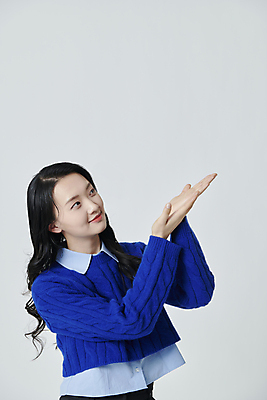 포토 JPG 스튜디오촬영 응시 여자 실내 한명 미소 상반신 20대 성인 앞모습 한국인 가리킴 성인여자한명만 국내포토 1 시선 뷰포인트 표정 사람 동양인 손짓 청년 내부 여자한명만 성인여자만 파일형식