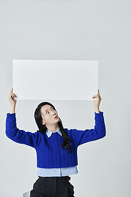 포토 JPG 스튜디오촬영 배너 여자 프레임 실내 한명 상반신 20대 성인 앞모습 사각형 한국인 올려보기 성인여자한명만 국내포토 도형 1 뷰포인트 모션 사람 동양인 청년 내부 여자한명만 성인여자만 파일형식