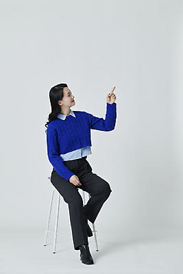 포토 JPG 스튜디오촬영 전신 응시 여자 실내 한명 미소 앉기 20대 성인 옆모습 한국인 가리킴 성인여자한명만 국내포토 1 시선 뷰포인트 모션 표정 사람 동양인 손짓 청년 내부 여자한명만 성인여자만 파일형식
