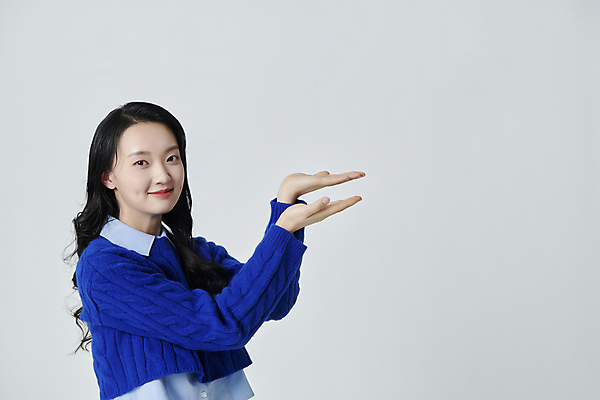 포토 JPG 스튜디오촬영 응시 여자 실내 한명 미소 상반신 20대 성인 옆모습 한국인 가리킴 성인여자한명만 국내포토 1 시선 뷰포인트 표정 사람 동양인 손짓 청년 내부 여자한명만 성인여자만 파일형식