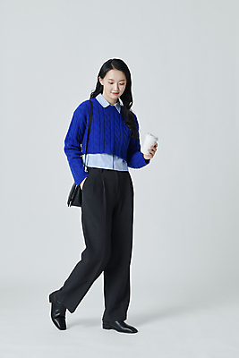 포토 JPG 스튜디오촬영 전신 여자 포즈 실내 한명 들기 20대 성인 옆모습 컵 걷기 한국인 성인여자한명만 내려보기 국내포토 1 식기 뷰포인트 모션 사람 동양인 청년 내부 여자한명만 성인여자만 파일형식