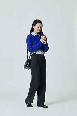 포토 JPG 스튜디오촬영 전신 여자 실내 한명 들기 20대 성인 옆모습 컵 걷기 한국인 성인여자한명만 국내포토 1 식기 뷰포인트 모션 사람 동양인 청년 내부 여자한명만 성인여자만 파일형식