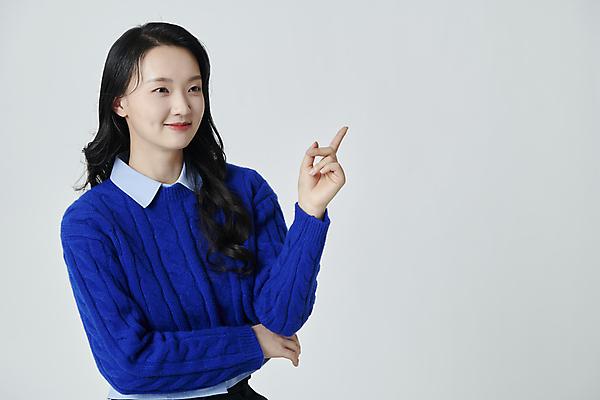 포토 JPG 스튜디오촬영 응시 여자 안내 실내 한명 미소 손짓 상반신 20대 성인 앞모습 옆모습 한국인 성인여자한명만 국내포토 1 시선 뷰포인트 모션 표정 사람 동양인 청년 내부 여자한명만 성인여자만 파일형식