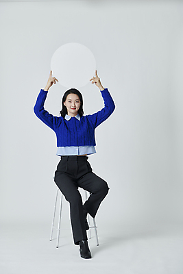 포토 JPG 스튜디오촬영 전신 배너 응시 여자 프레임 실내 한명 미소 들기 앉기 20대 성인 앞모습 한국인 원형 성인여자한명만 국내포토 도형 1 시선 뷰포인트 모션 표정 사람 동양인 청년 내부 여자한명만 성인여자만 파일형식