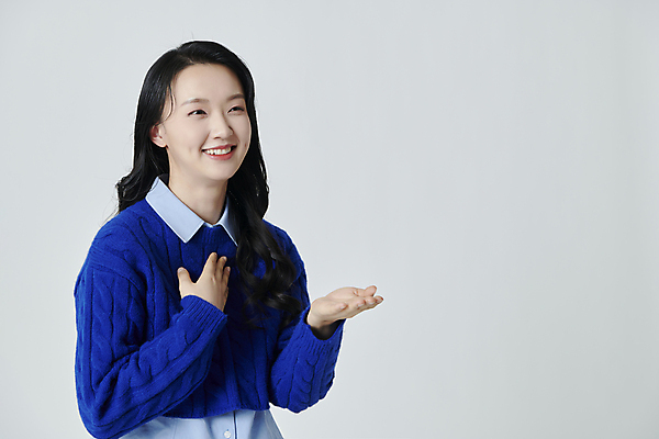 포토 JPG 스튜디오촬영 여자 안내 실내 한명 미소 손짓 상반신 20대 성인 옆모습 한국인 성인여자한명만 국내포토 1 뷰포인트 모션 표정 사람 동양인 청년 내부 여자한명만 성인여자만 파일형식