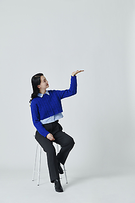포토 JPG 스튜디오촬영 전신 응시 여자 실내 한명 앉기 손짓 20대 성인 옆모습 손들기 한국인 성인여자한명만 국내포토 1 시선 뷰포인트 모션 사람 동양인 청년 내부 여자한명만 성인여자만 파일형식