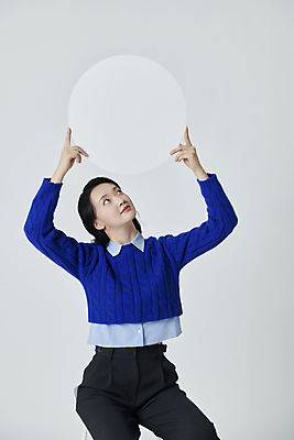 포토 JPG 스튜디오촬영 배너 여자 프레임 실내 한명 들기 앉기 상반신 20대 성인 앞모습 한국인 올려보기 원형 성인여자한명만 국내포토 도형 1 뷰포인트 모션 사람 동양인 청년 내부 여자한명만 성인여자만 파일형식