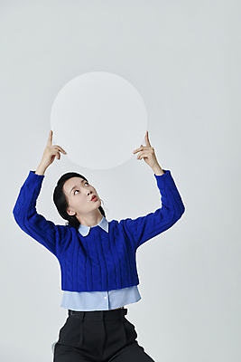 포토 JPG 스튜디오촬영 배너 여자 프레임 실내 한명 들기 앉기 상반신 20대 성인 앞모습 한국인 올려보기 원형 성인여자한명만 국내포토 도형 1 뷰포인트 모션 사람 동양인 청년 내부 여자한명만 성인여자만 파일형식