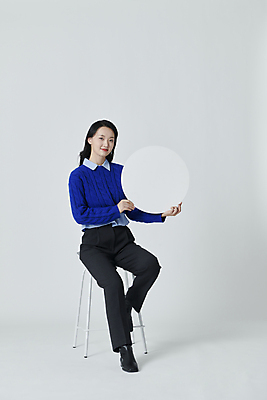 포토 JPG 스튜디오촬영 전신 배너 여자 프레임 실내 한명 들기 앉기 20대 성인 앞모습 한국인 원형 성인여자한명만 국내포토 도형 1 뷰포인트 모션 사람 동양인 청년 내부 여자한명만 성인여자만 파일형식