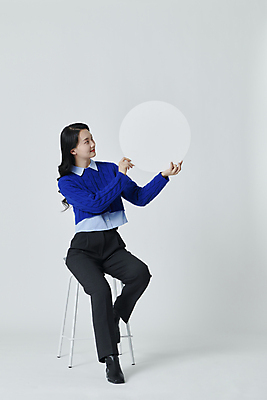 포토 JPG 스튜디오촬영 전신 배너 여자 프레임 실내 한명 들기 앉기 20대 성인 앞모습 옆모습 한국인 원형 성인여자한명만 국내포토 도형 1 뷰포인트 모션 사람 동양인 청년 내부 여자한명만 성인여자만 파일형식