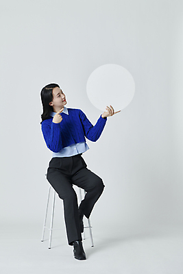 포토 JPG 스튜디오촬영 전신 배너 여자 프레임 실내 한명 들기 앉기 20대 성인 앞모습 한국인 가리킴 원형 성인여자한명만 국내포토 도형 1 뷰포인트 모션 사람 동양인 손짓 청년 내부 여자한명만 성인여자만 파일형식