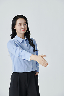 포토 JPG 스튜디오촬영 여자 악수 실내 한명 상반신 20대 성인 앞모습 옆모습 한국인 손내밀기 주머니손 성인여자한명만 국내포토 1 뷰포인트 모션 사람 동양인 손짓 청년 내부 여자한명만 성인여자만 파일형식