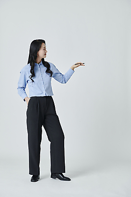 포토 JPG 스튜디오촬영 전신 여자 실내 한명 20대 성인 앞모습 손들기 한국인 가리킴 발표 주머니손 성인여자한명만 국내포토 1 뷰포인트 모션 사람 동양인 손짓 청년 내부 여자한명만 성인여자만 파일형식