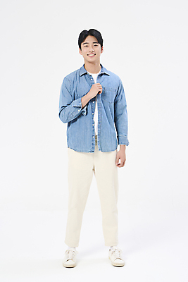 포토 JPG 스튜디오촬영 전신 남자 여행 휴가 한명 서기 미소 20대 성인 앞모습 청춘 한국인 자유 잡기 설레임 성인남자한명만 국내포토 1 감정 뷰포인트 컨셉 모션 실내 표정 사람 동양인 청년 남자한명만 성인남자만 파일형식