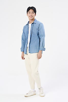 포토 JPG 스튜디오촬영 전신 남자 여행 포즈 휴가 한명 서기 미소 20대 성인 옆모습 청춘 한국인 자유 성인남자한명만 국내포토 1 뷰포인트 컨셉 모션 실내 표정 사람 동양인 청년 남자한명만 성인남자만 파일형식