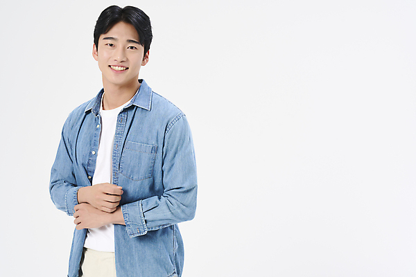 포토 JPG 스튜디오촬영 남자 여행 휴가 한명 미소 상반신 20대 성인 앞모습 옆모습 청춘 한국인 자유 설레임 성인남자한명만 국내포토 1 감정 뷰포인트 컨셉 실내 표정 사람 동양인 청년 남자한명만 성인남자만 파일형식