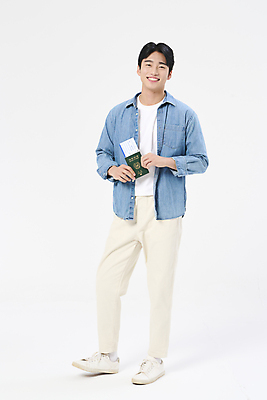 포토 JPG 스튜디오촬영 전신 남자 여행 휴가 한명 미소 들기 20대 성인 앞모습 옆모습 청춘 한국인 자유 항공권 여권 설레임 성인남자한명만 국내포토 1 감정 뷰포인트 컨셉 모션 실내 표정 사람 동양인 청년 티켓 남자한명만 성인남자만 파일형식