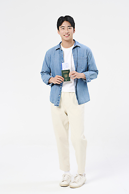 포토 JPG 스튜디오촬영 전신 남자 여행 휴가 한명 미소 들기 20대 성인 앞모습 청춘 한국인 자유 항공권 여권 성인남자한명만 국내포토 1 뷰포인트 컨셉 모션 실내 표정 사람 동양인 청년 티켓 남자한명만 성인남자만 파일형식