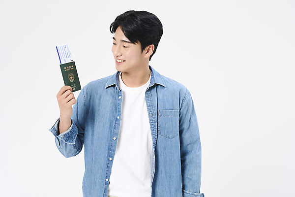 포토 JPG 스튜디오촬영 응시 남자 여행 휴가 한명 들기 상반신 20대 성인 앞모습 청춘 한국인 자유 항공권 여권 성인남자한명만 국내포토 1 시선 뷰포인트 컨셉 모션 실내 사람 동양인 청년 티켓 남자한명만 성인남자만 파일형식