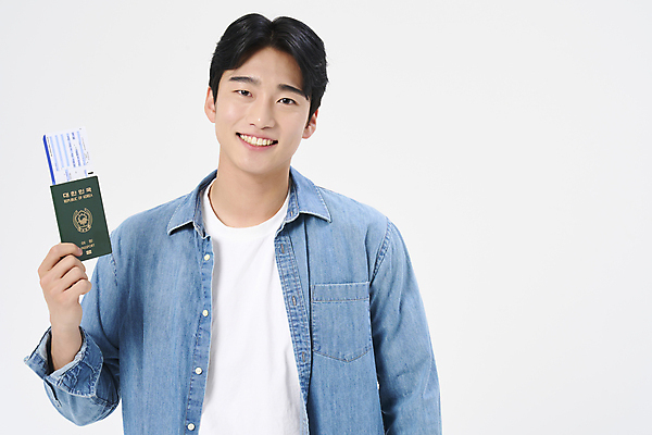 포토 JPG 스튜디오촬영 남자 여행 휴가 한명 미소 들기 상반신 20대 성인 앞모습 청춘 한국인 자유 항공권 여권 성인남자한명만 국내포토 1 뷰포인트 컨셉 모션 실내 표정 사람 동양인 청년 티켓 남자한명만 성인남자만 파일형식