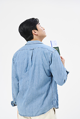 포토 JPG 스튜디오촬영 남자 여행 휴가 한명 들기 상반신 20대 성인 뒷모습 청춘 한국인 자유 올려보기 항공권 여권 성인남자한명만 국내포토 1 뷰포인트 컨셉 모션 실내 사람 동양인 청년 티켓 남자한명만 성인남자만 파일형식