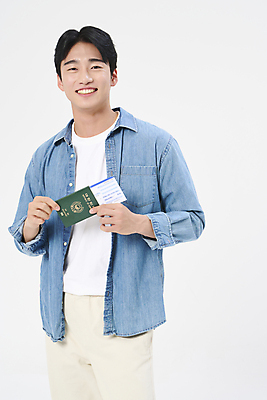 포토 JPG 스튜디오촬영 남자 여행 휴가 한명 미소 들기 상반신 20대 성인 앞모습 청춘 한국인 자유 항공권 여권 성인남자한명만 국내포토 1 뷰포인트 컨셉 모션 실내 표정 사람 동양인 청년 티켓 남자한명만 성인남자만 파일형식