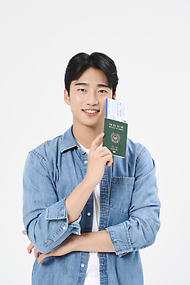 포토 JPG 스튜디오촬영 남자 여행 포즈 휴가 한명 들기 상반신 20대 성인 앞모습 청춘 한국인 자유 항공권 여권 성인남자한명만 국내포토 1 뷰포인트 컨셉 모션 실내 사람 동양인 청년 티켓 남자한명만 성인남자만 파일형식