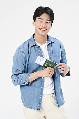 포토 JPG 스튜디오촬영 남자 여행 휴가 한명 들기 상반신 20대 성인 앞모습 옆모습 청춘 한국인 자유 항공권 여권 성인남자한명만 국내포토 1 뷰포인트 컨셉 모션 실내 사람 동양인 청년 티켓 남자한명만 성인남자만 파일형식