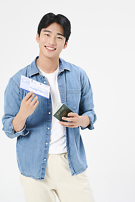 포토 JPG 스튜디오촬영 남자 여행 휴가 한명 들기 상반신 20대 성인 앞모습 청춘 한국인 자유 항공권 여권 성인남자한명만 국내포토 1 뷰포인트 컨셉 모션 실내 사람 동양인 청년 티켓 남자한명만 성인남자만 파일형식